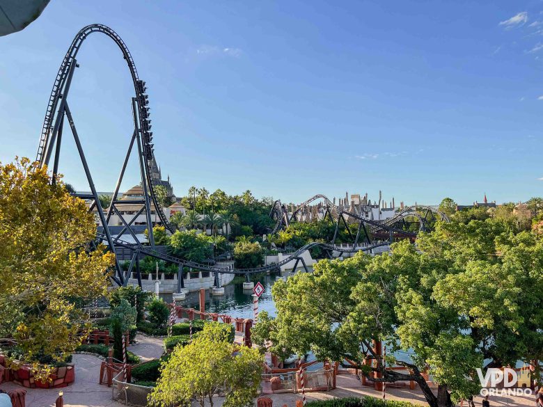 Vista panorâmica do Islands of Adventure com a montanha-russa VelociCoaster ao fundo