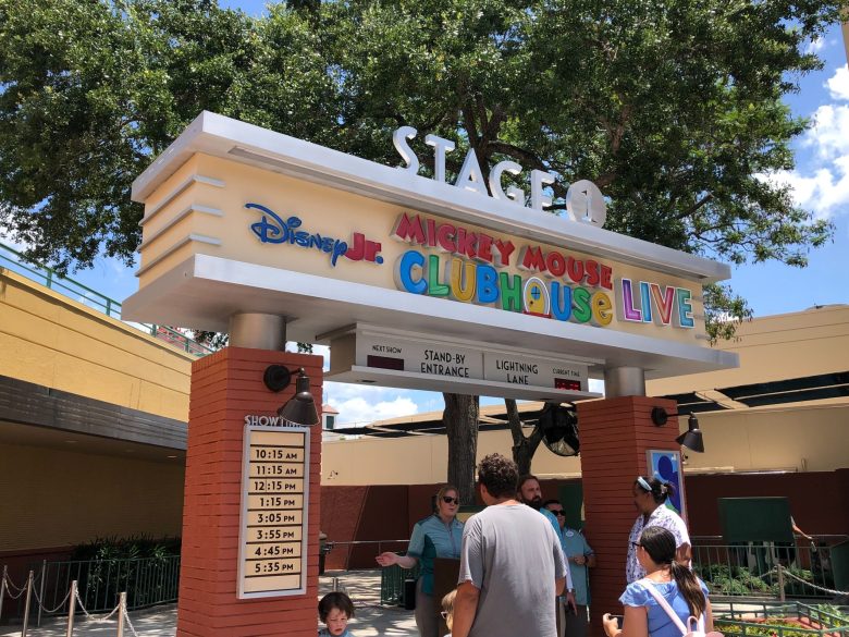 Imagem da entrada do Mickey Mouse Clubhouse Live no Hollywood Studios durante soft opening