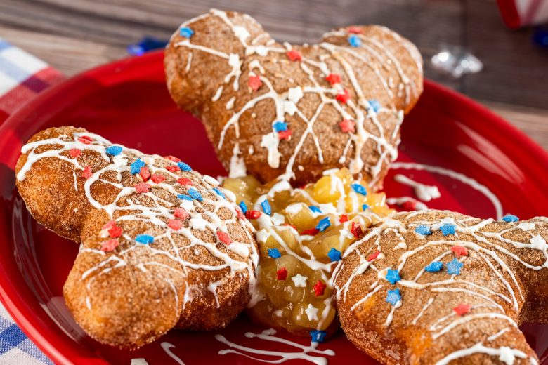 Imagem das beignets com recheio de torta de maçã disponíveis no Port Orleans - French Quarter para a celebração do 4 de julho
