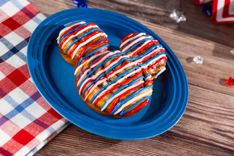 Imagem do Mickey Cinnamon Roll disponível nos hotéis da Disney em Orlando para a celebração do 4 de julho