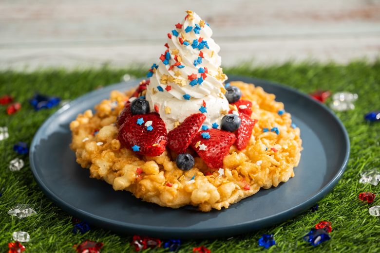 Imagem do funnel cake temático de 4 de julho disponível no Magic Kingdom