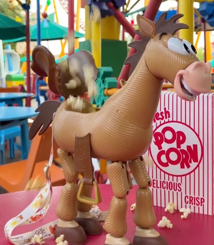 Print do vídeo de divulgação do balde de pipoca temático de Toy Story no formato do personagem Bala no Alvo