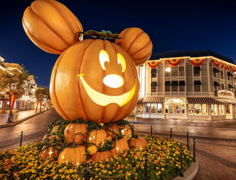 Imagem de divulgação de uma abóbora gigante no formato do Mickey no halloween da Califórnia