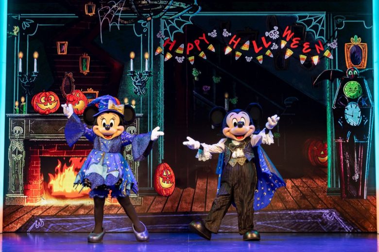 Imagem de divulgação do Mickey’s Trick and Treat durante halloween na Disneyland California