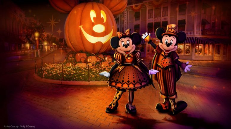 Imagem de divulgação do Mickey e da Minnie com roupas temáticas de Halloween na Disneyland